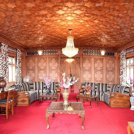Yadgaar Houseboats Hotel ศรีนาการ์ ภายนอก รูปภาพ