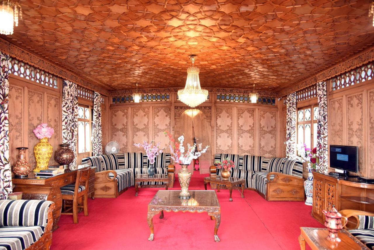 Yadgaar Houseboats Hotel ศรีนาการ์ ภายนอก รูปภาพ