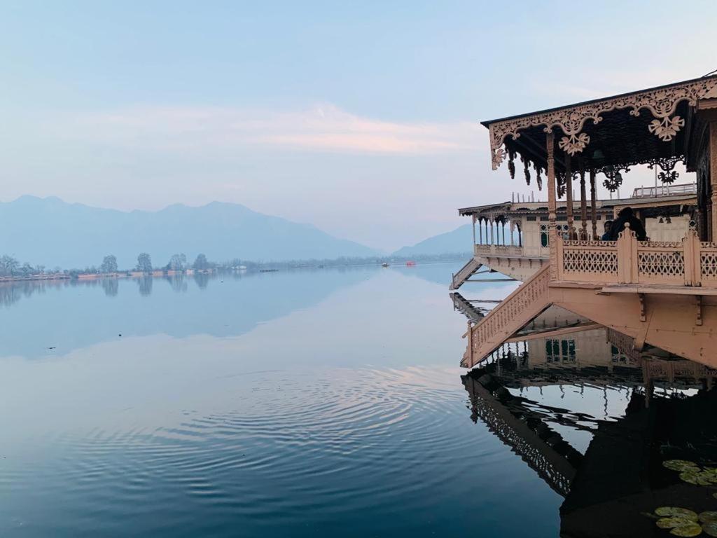 Yadgaar Houseboats Hotel ศรีนาการ์ ภายนอก รูปภาพ