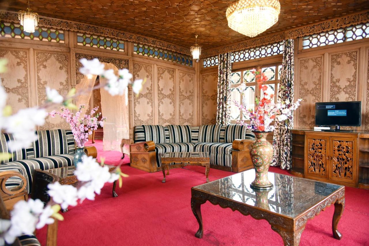 Yadgaar Houseboats Hotel ศรีนาการ์ ภายนอก รูปภาพ