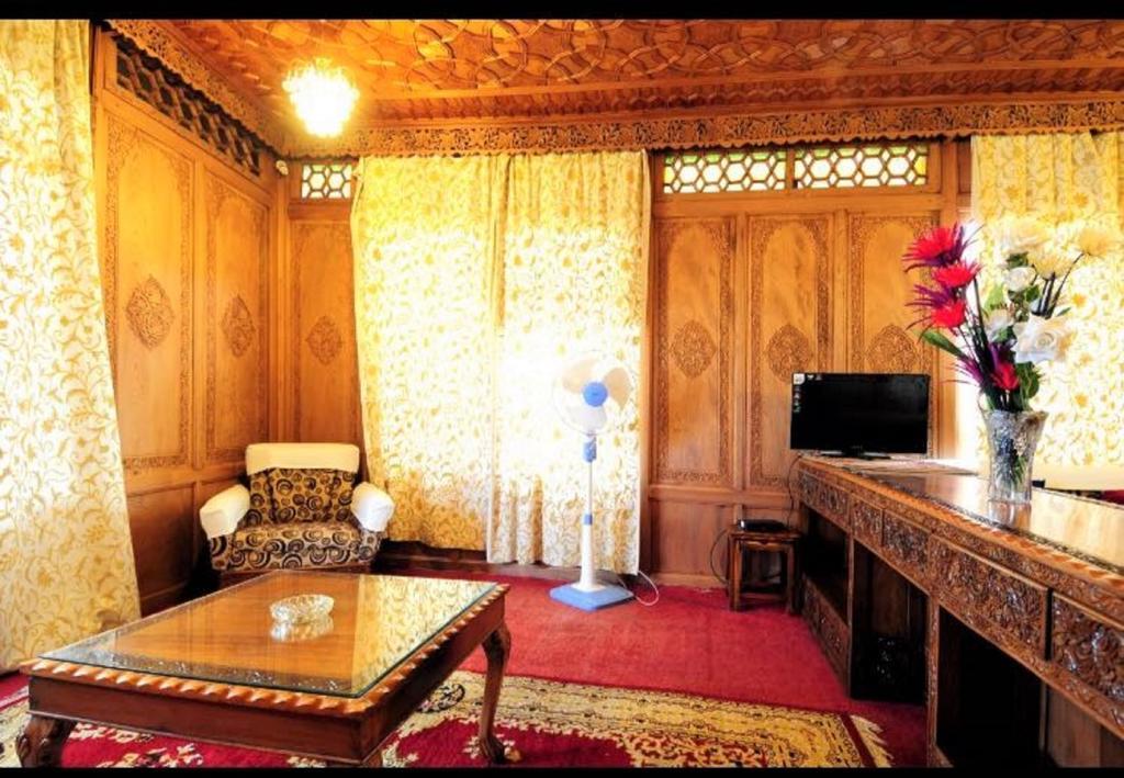 Yadgaar Houseboats Hotel ศรีนาการ์ ภายนอก รูปภาพ