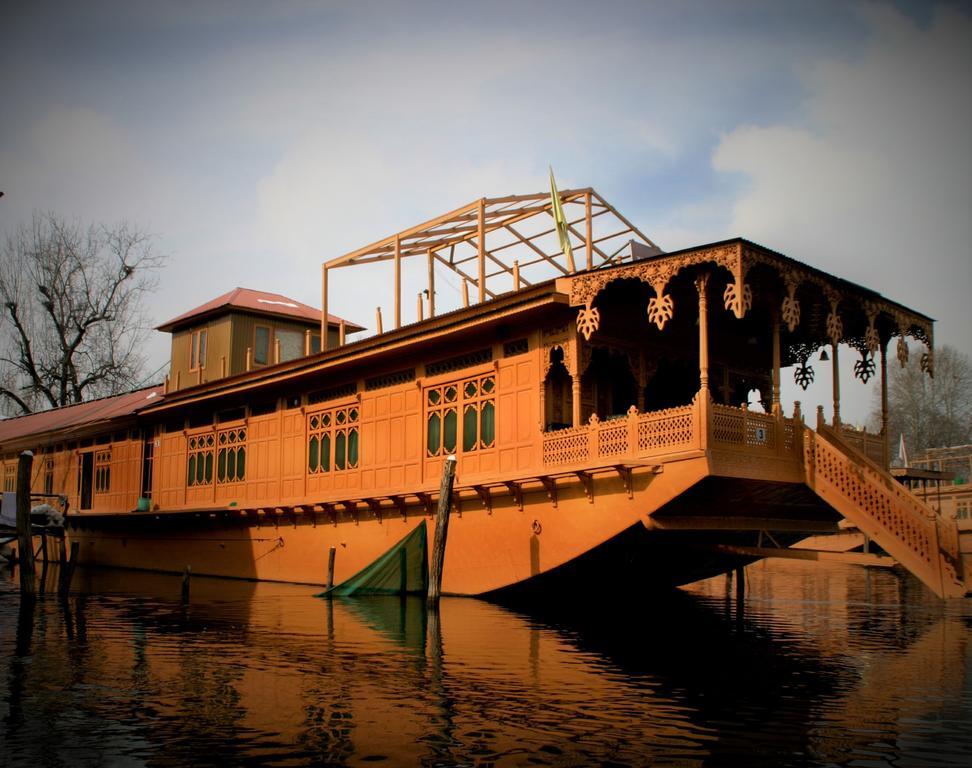 Yadgaar Houseboats Hotel ศรีนาการ์ ภายนอก รูปภาพ