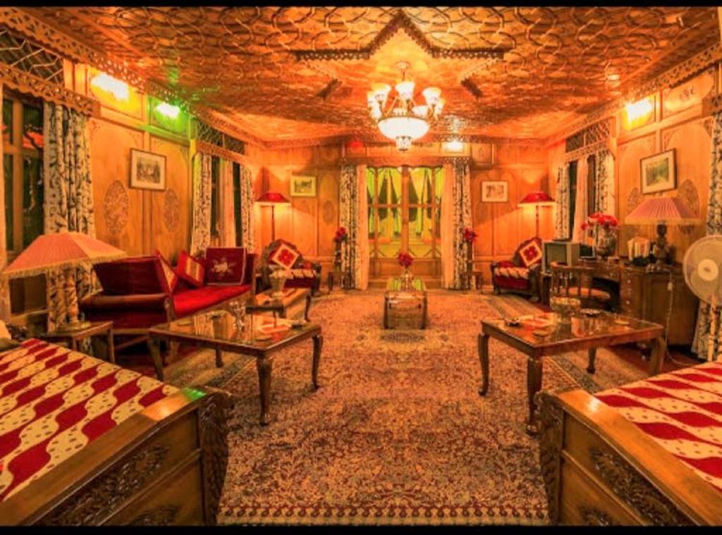 Yadgaar Houseboats Hotel ศรีนาการ์ ภายนอก รูปภาพ