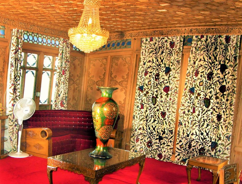Yadgaar Houseboats Hotel ศรีนาการ์ ภายนอก รูปภาพ