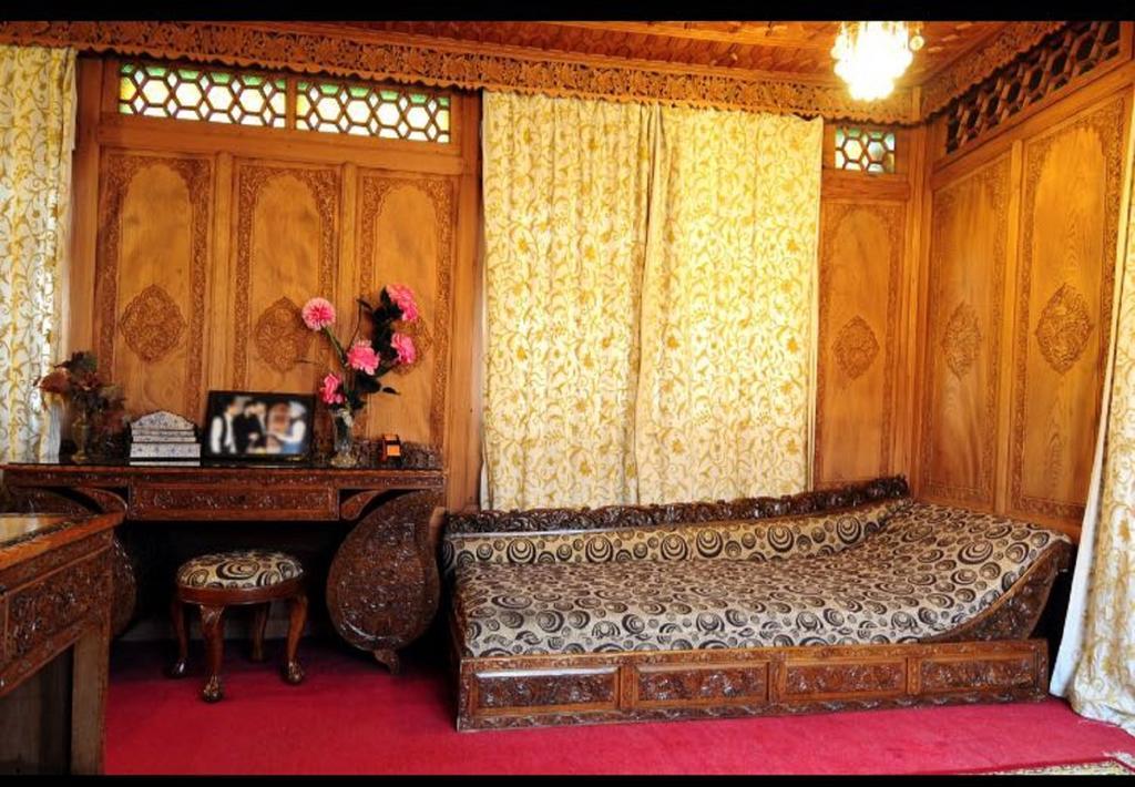 Yadgaar Houseboats Hotel ศรีนาการ์ ภายนอก รูปภาพ