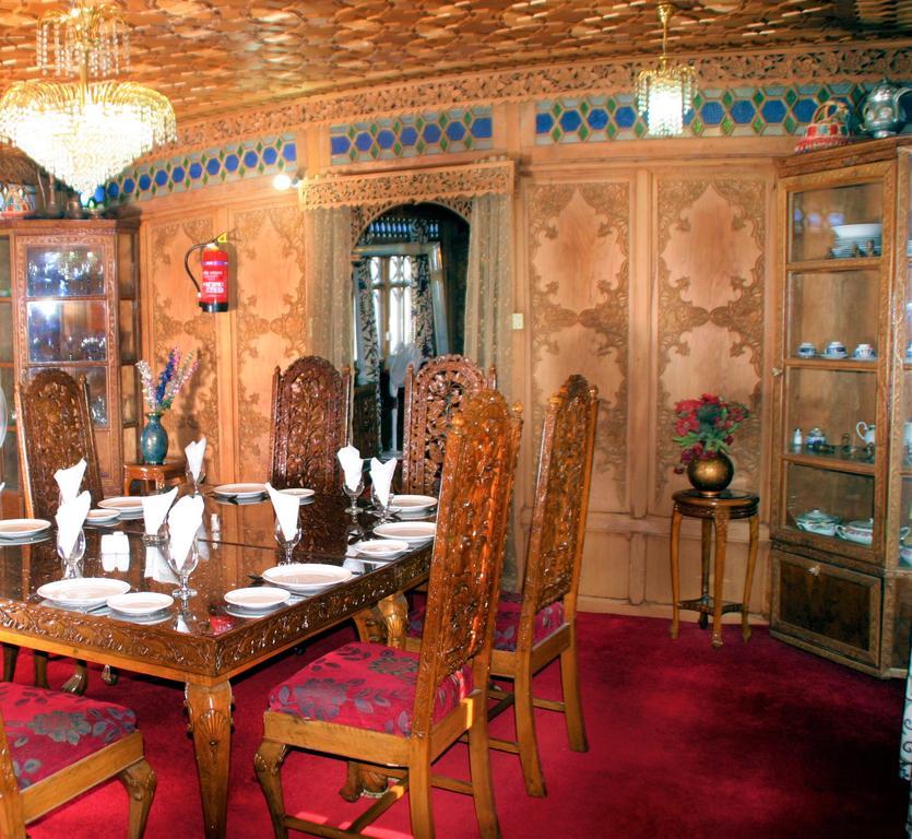 Yadgaar Houseboats Hotel ศรีนาการ์ ภายนอก รูปภาพ