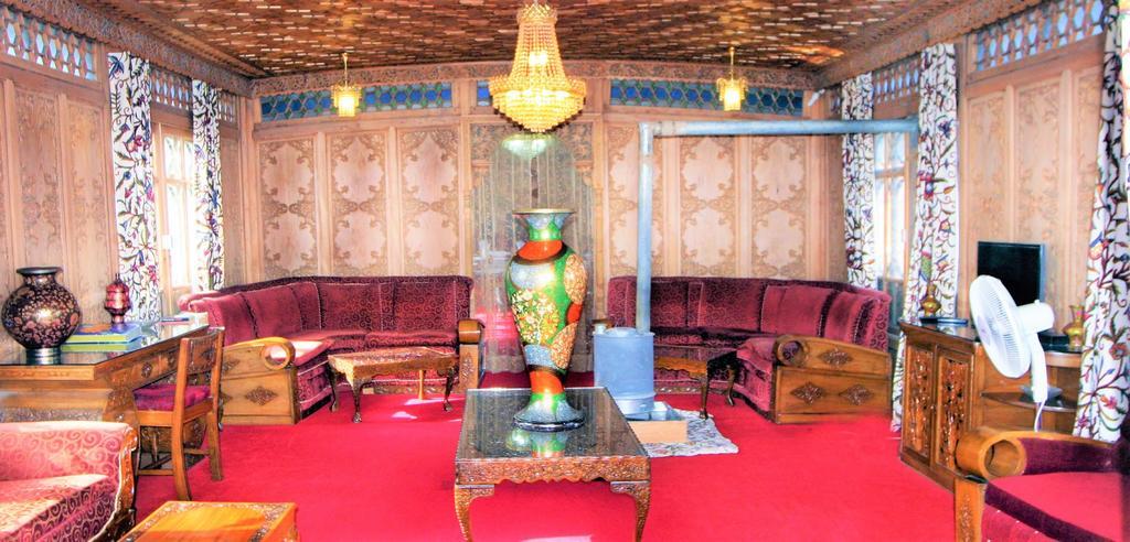Yadgaar Houseboats Hotel ศรีนาการ์ ภายนอก รูปภาพ