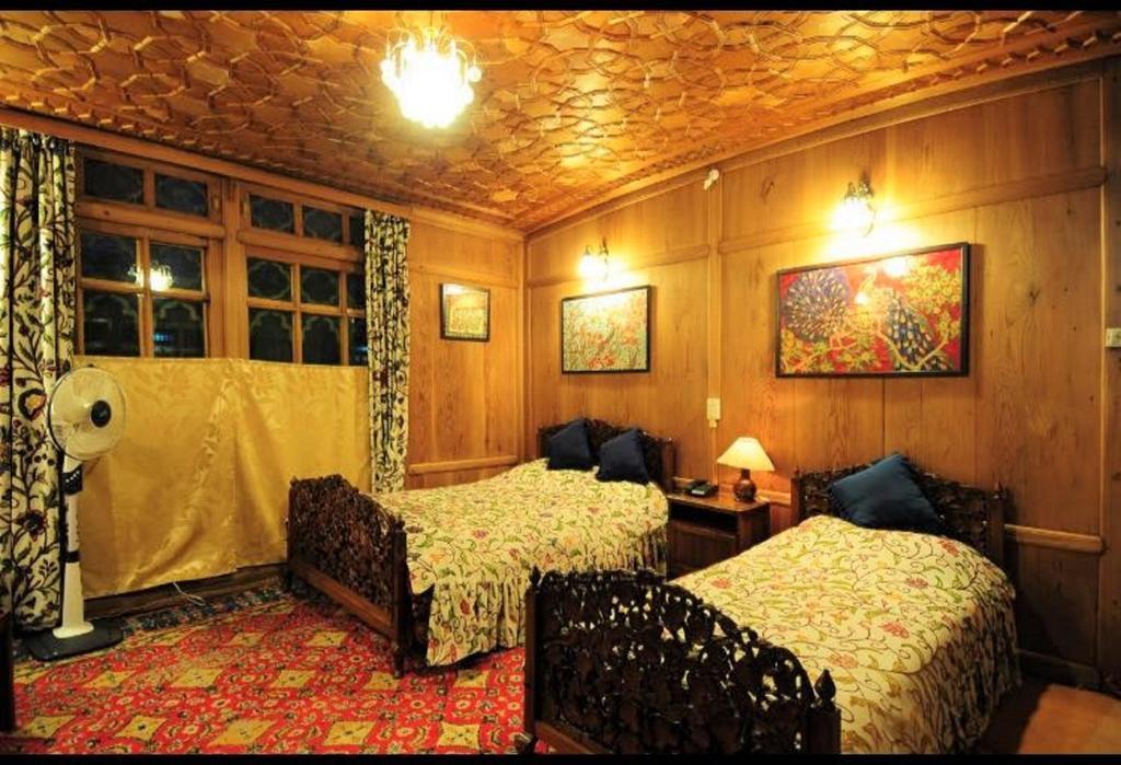 Yadgaar Houseboats Hotel ศรีนาการ์ ภายนอก รูปภาพ