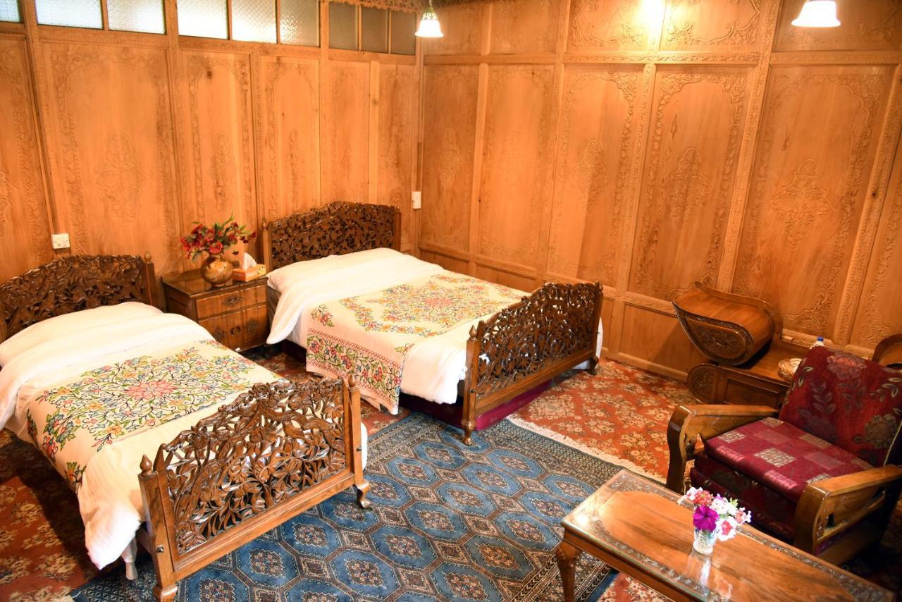 Yadgaar Houseboats Hotel ศรีนาการ์ ภายนอก รูปภาพ