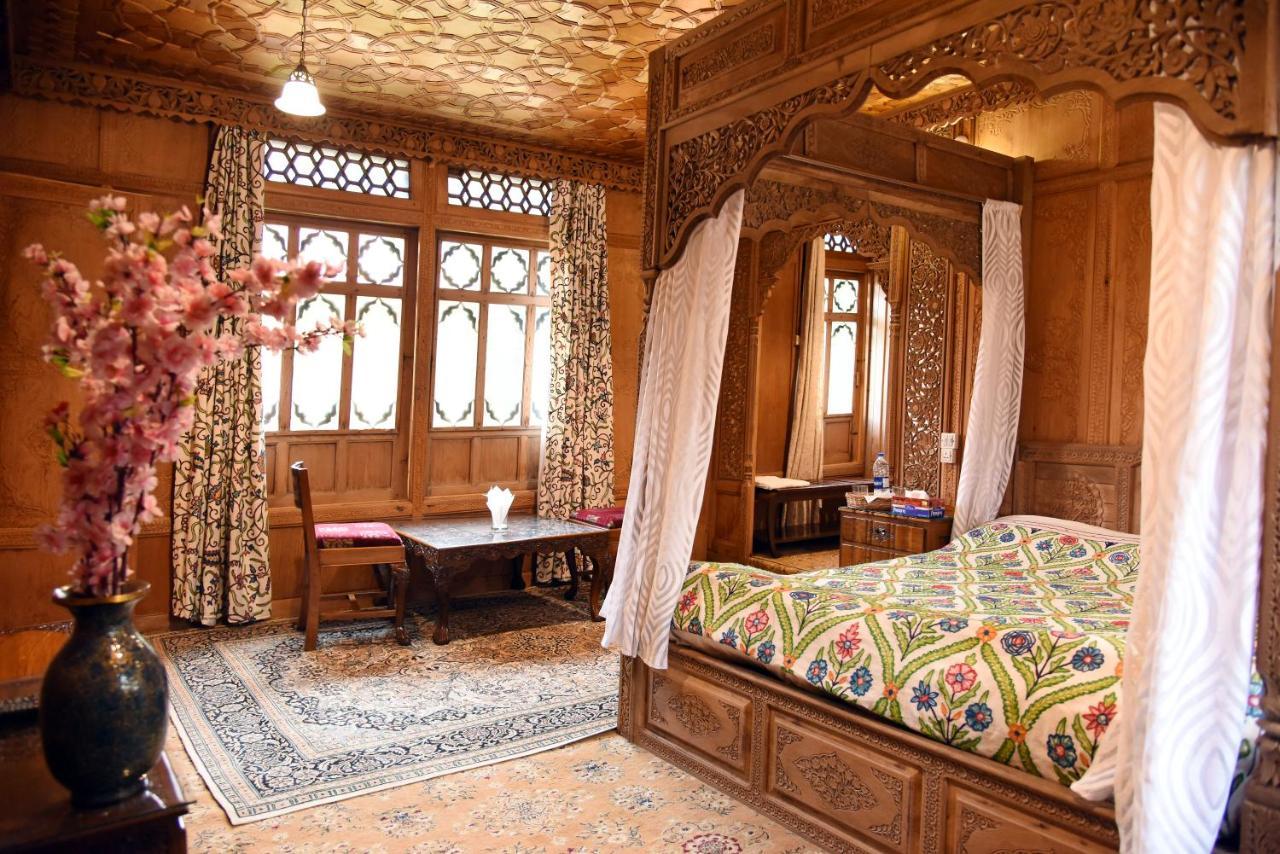 Yadgaar Houseboats Hotel ศรีนาการ์ ภายนอก รูปภาพ