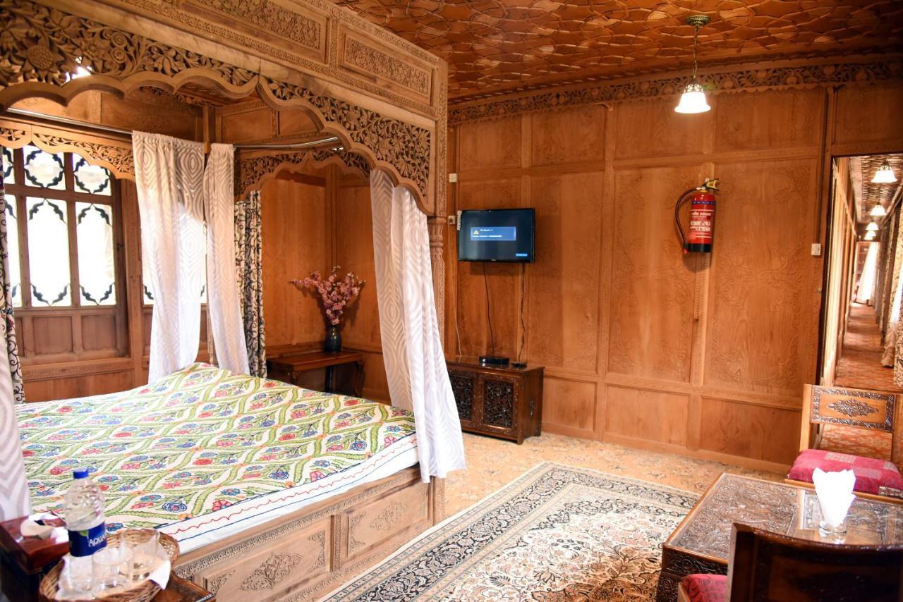Yadgaar Houseboats Hotel ศรีนาการ์ ภายนอก รูปภาพ