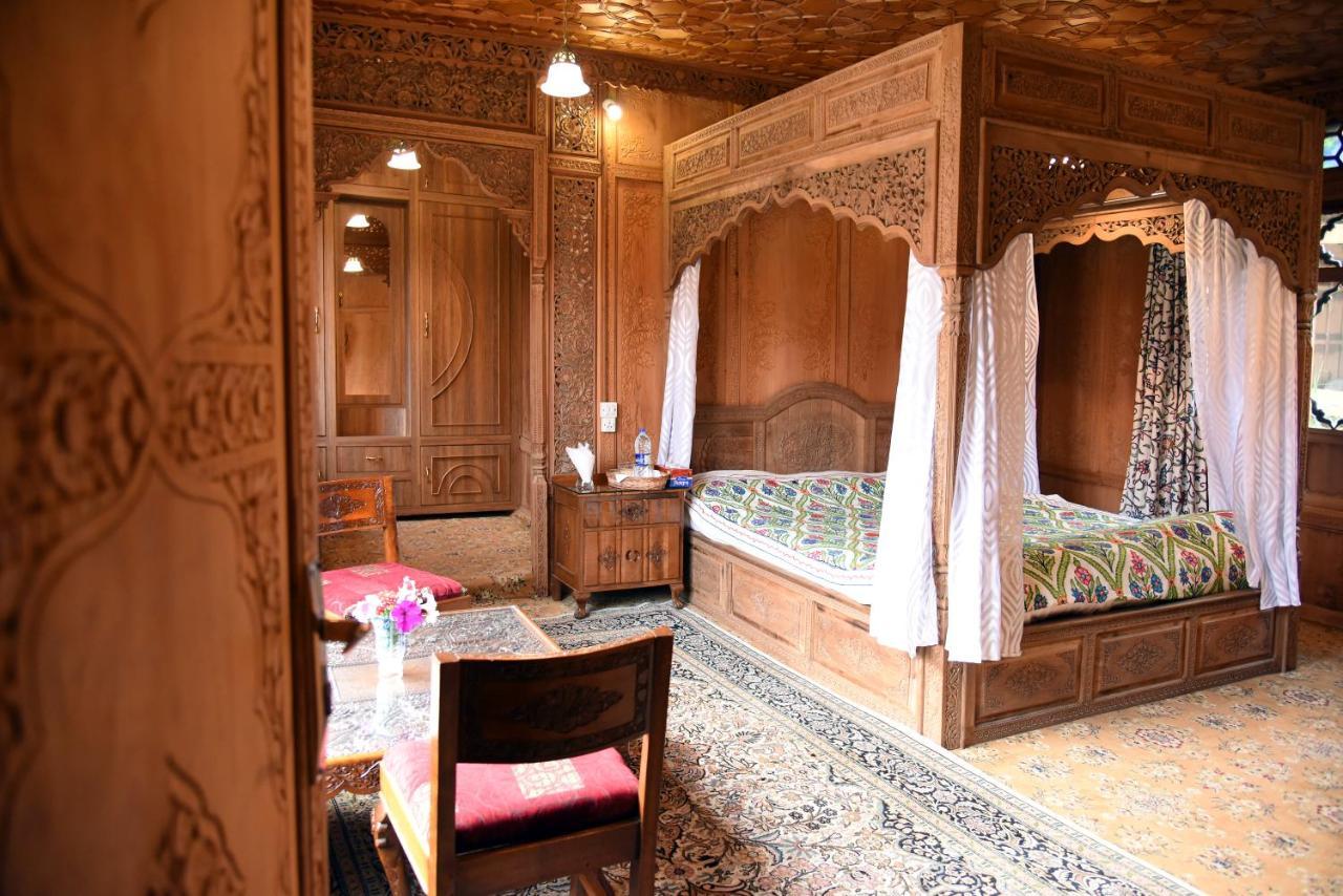 Yadgaar Houseboats Hotel ศรีนาการ์ ภายนอก รูปภาพ
