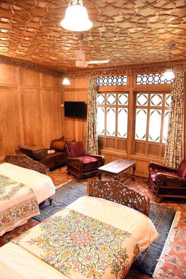 Yadgaar Houseboats Hotel ศรีนาการ์ ภายนอก รูปภาพ