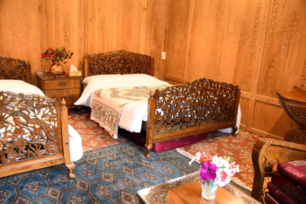 Yadgaar Houseboats Hotel ศรีนาการ์ ภายนอก รูปภาพ