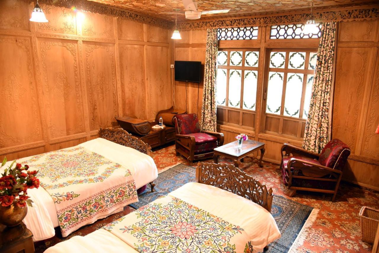 Yadgaar Houseboats Hotel ศรีนาการ์ ภายนอก รูปภาพ