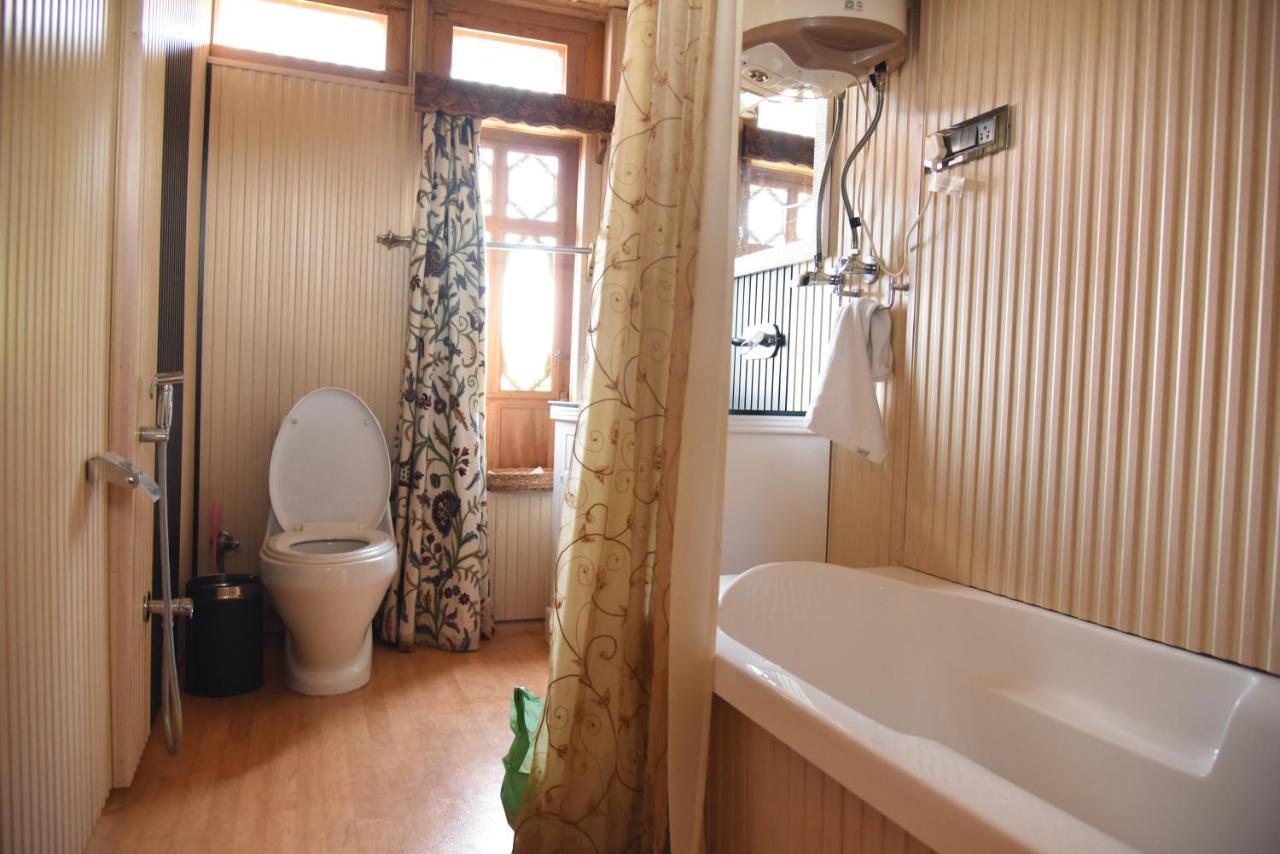Yadgaar Houseboats Hotel ศรีนาการ์ ภายนอก รูปภาพ
