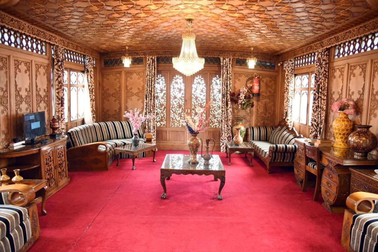 Yadgaar Houseboats Hotel ศรีนาการ์ ภายนอก รูปภาพ
