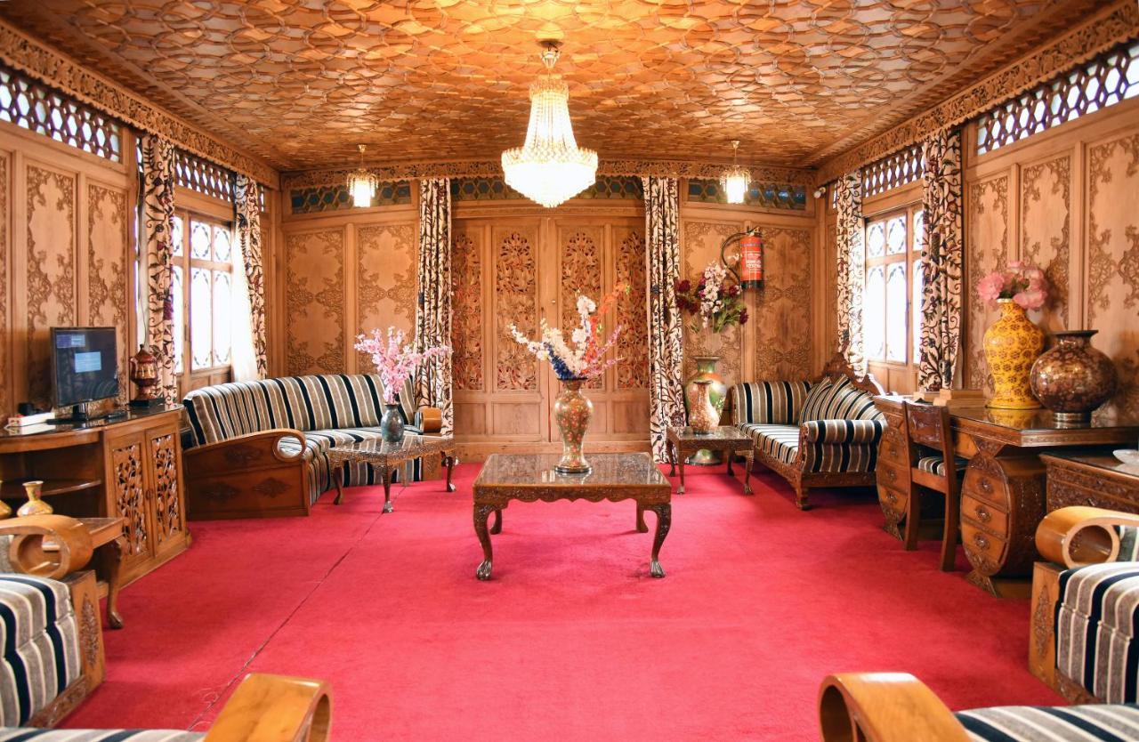Yadgaar Houseboats Hotel ศรีนาการ์ ภายนอก รูปภาพ